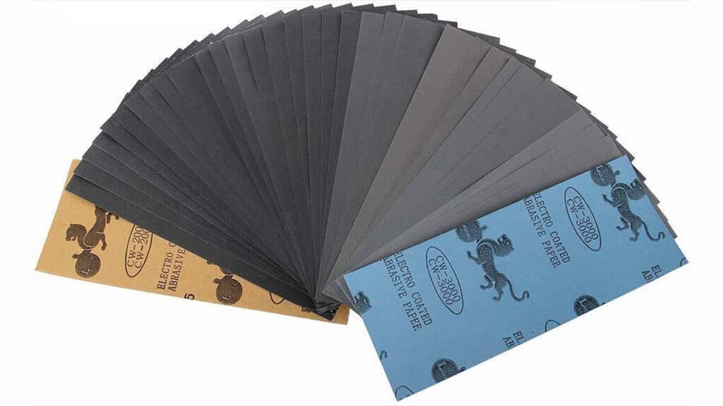 Différents types de papier de ponçage à l'eau sont disponibles sur le web ou en magasin de bricolage