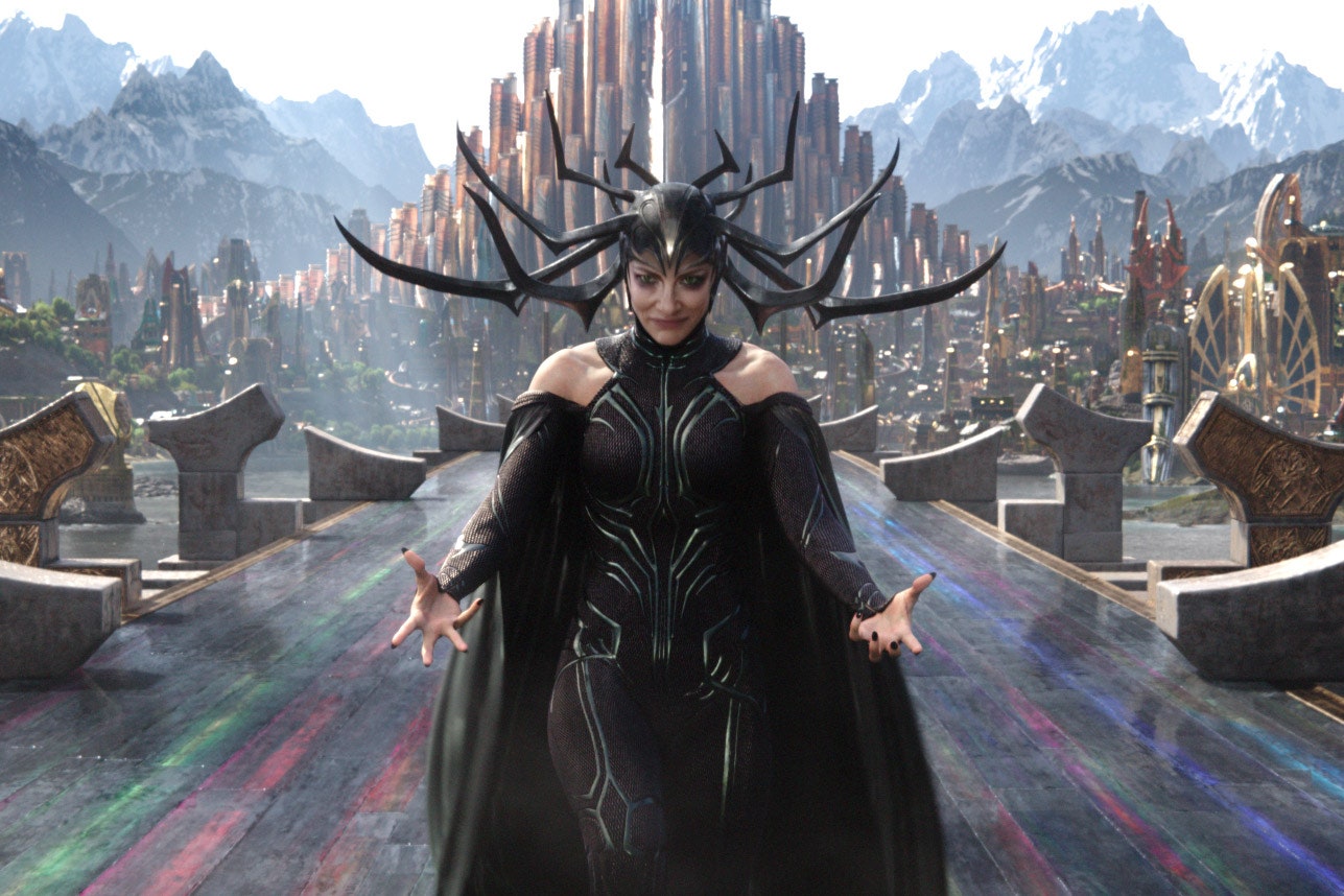 Dans Thor-Ragnarok, la sœur de Thor et de Loki, Hela (Cate Blanchett)