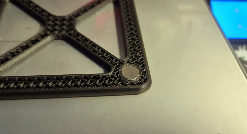 Aimants insérés au sein même de l'impression 3D pour un assemblage facile et invisible avec élégance