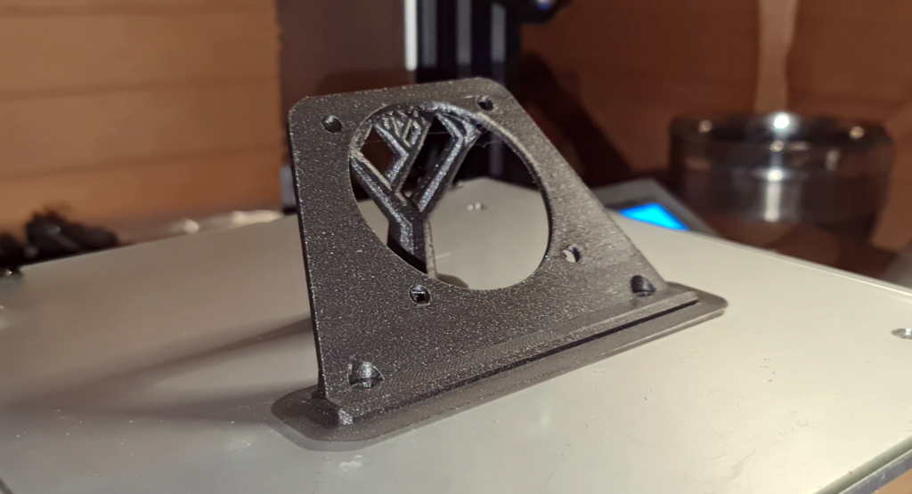 Impression 3D d'un support de ventilateur à 45 degrés