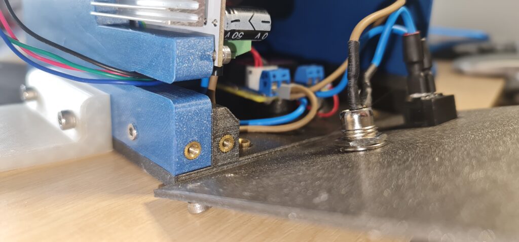 Inserts métalliques pour l'assemblage d'un boîtier électronique imprimé en 3D
