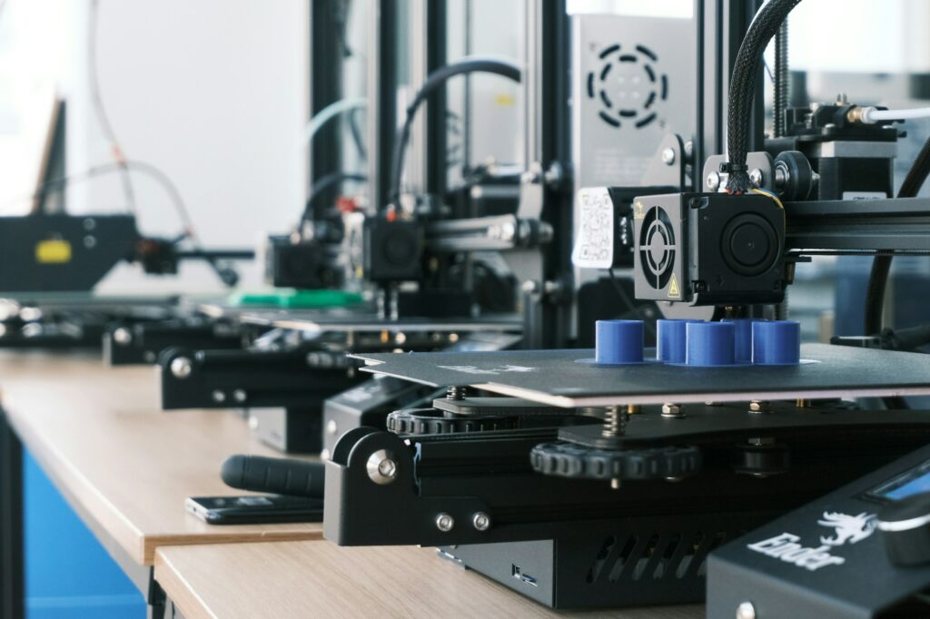 Les fermes d'imprimantes 3D privilégient souvent des marques comme Creality dont les pièces sont trouvables à faibles prix et facilement remplaçables