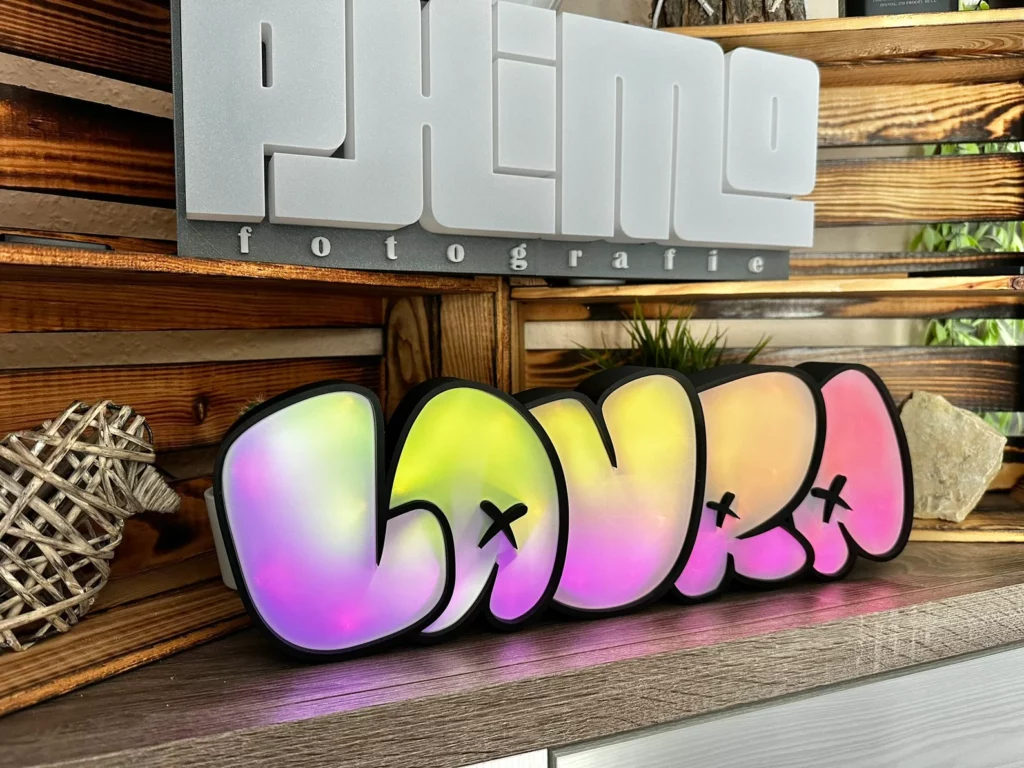 Les logos lumineux imprimés en 3D sont un exemple typique de personnalisation sur-mesure