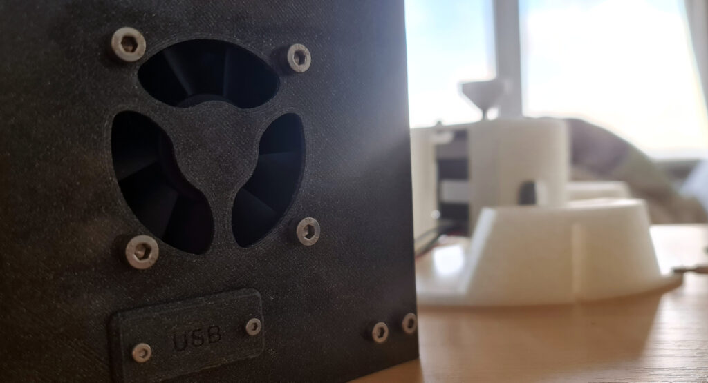 Ventilation d'un boîtier électronique avec un ventilateur et capot d'accès au connecteur USB